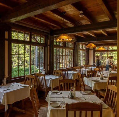 rs-20260714-171842-4942-HDR.jpg Lake O'Hara Lodge dining area