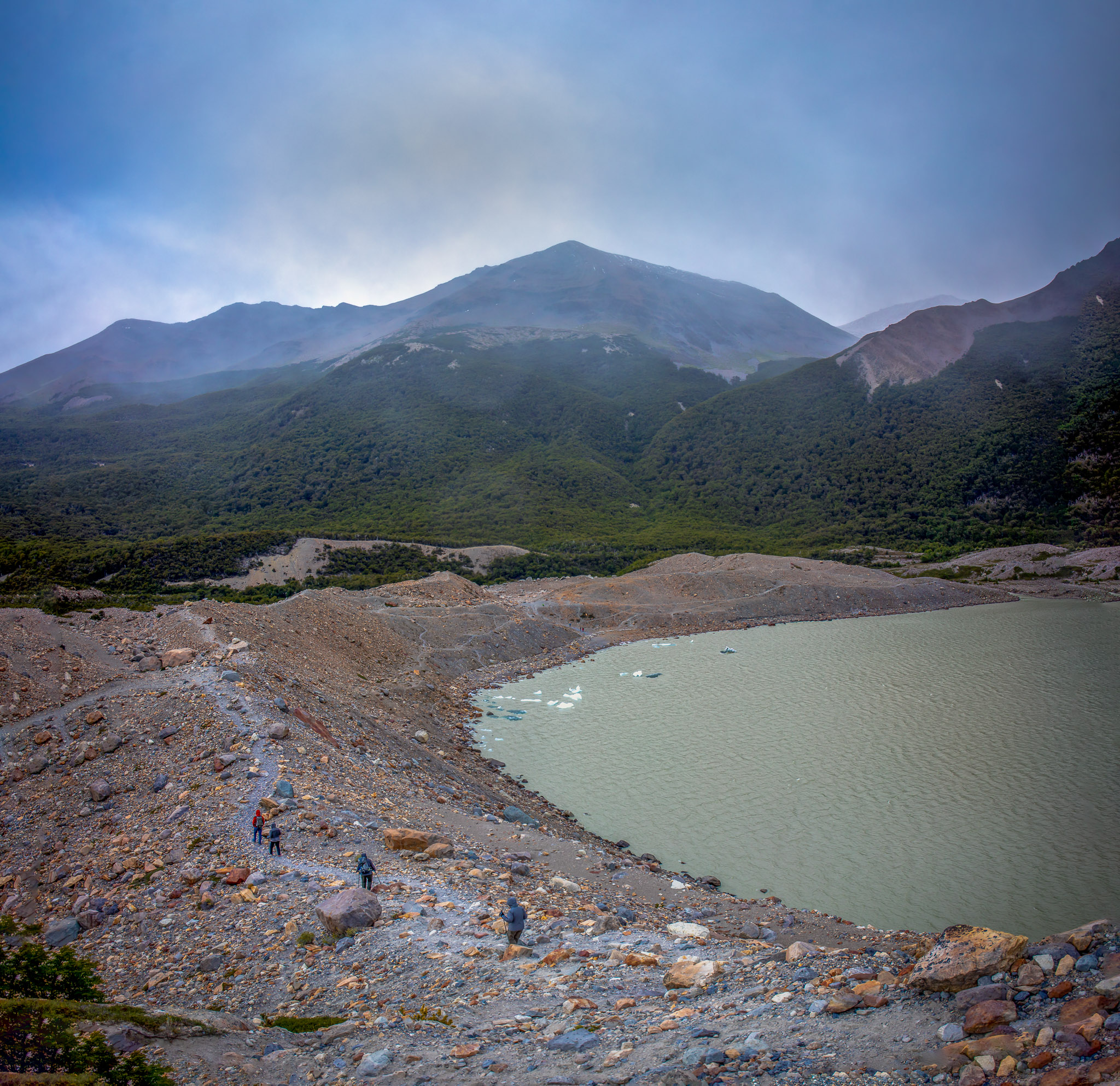 Hiking Laguna Torre's moraine