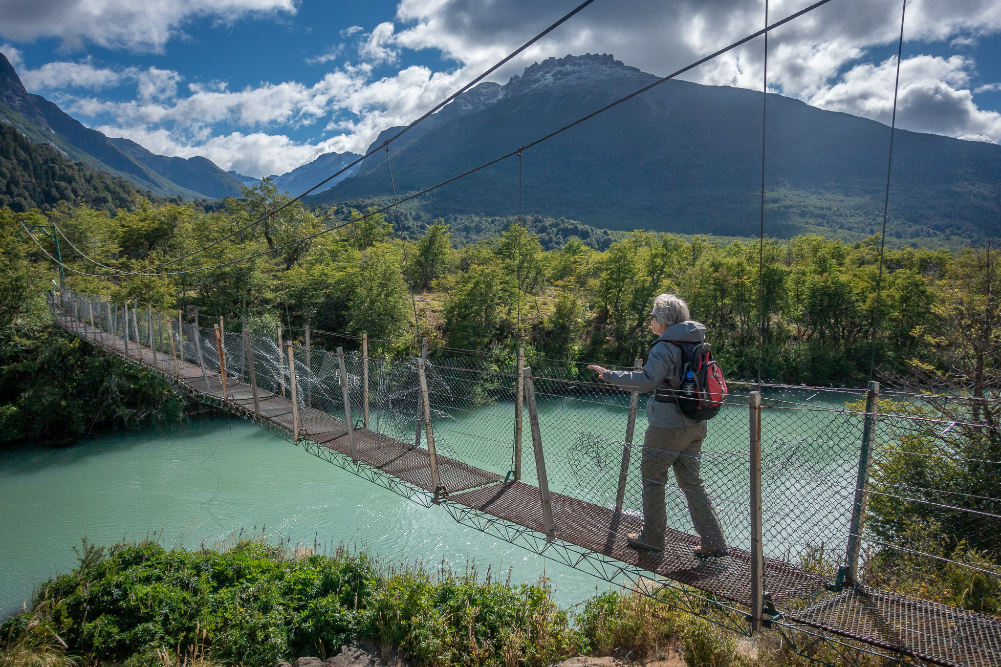 Suspension foot bridge across Manso River