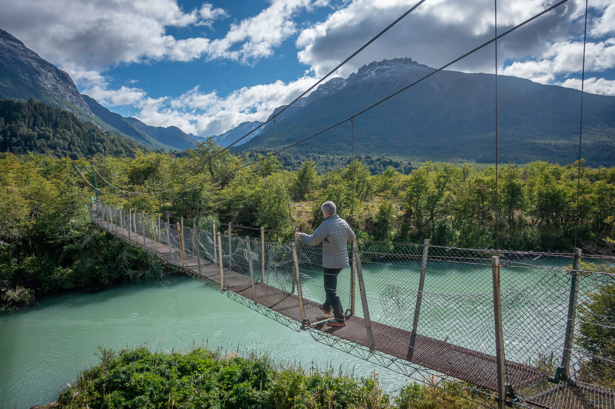 Suspension foot bridge across Manso River