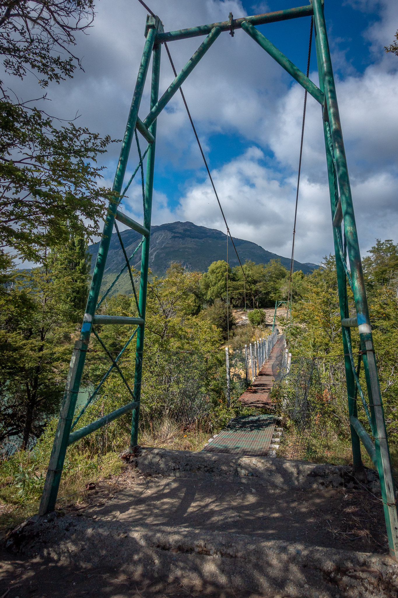 Suspension foot bridge across Manso River