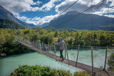 Suspension foot bridge across Manso River