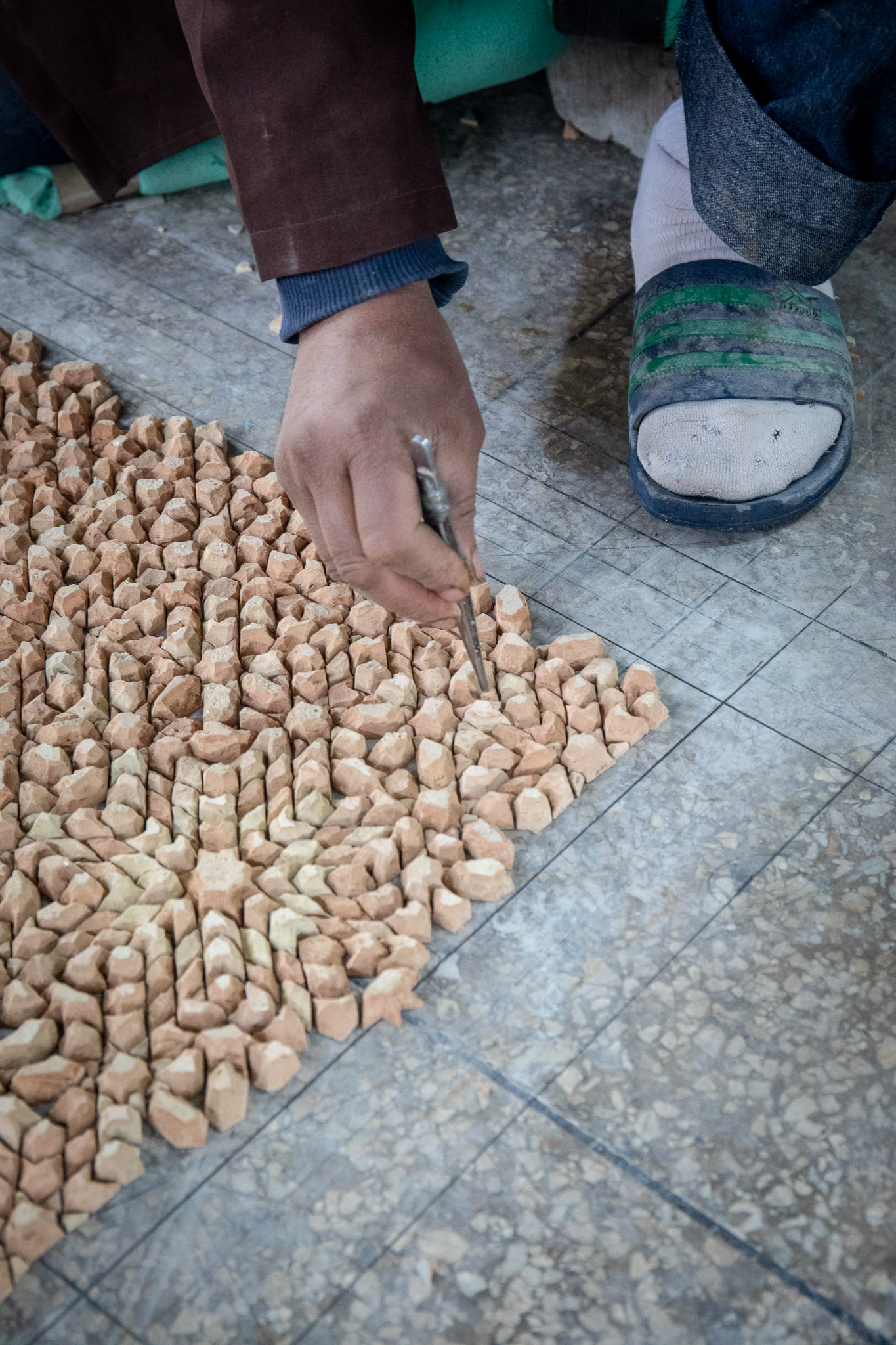 Assembling mosaic tabletop