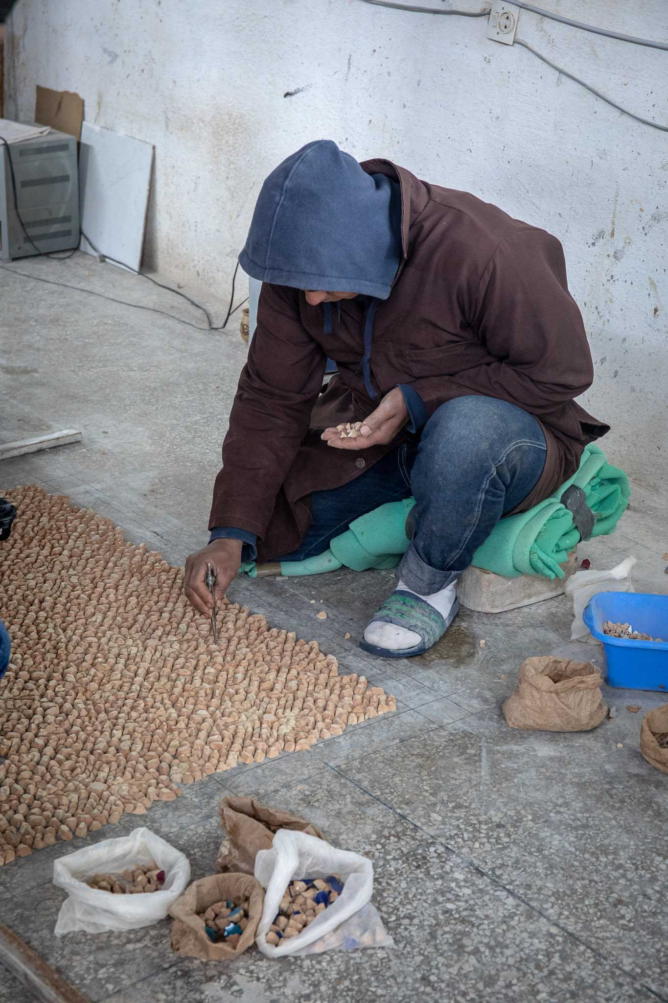 Assembling mosaic tabletop