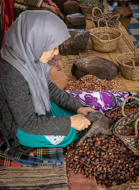 Shelling Argan nuts