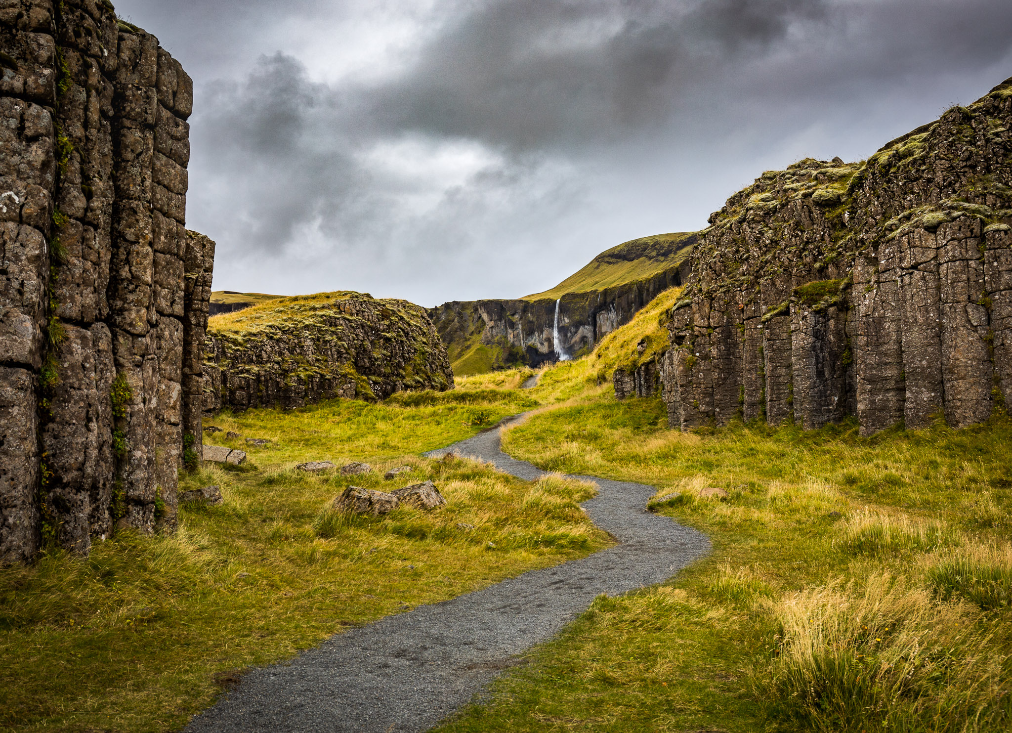 Path through Dverghamrar