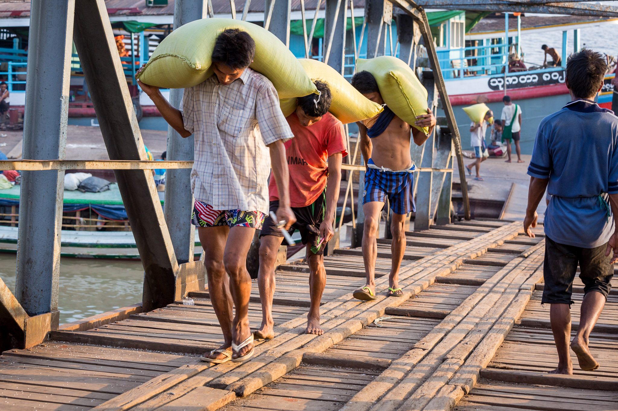 Off loading river boat