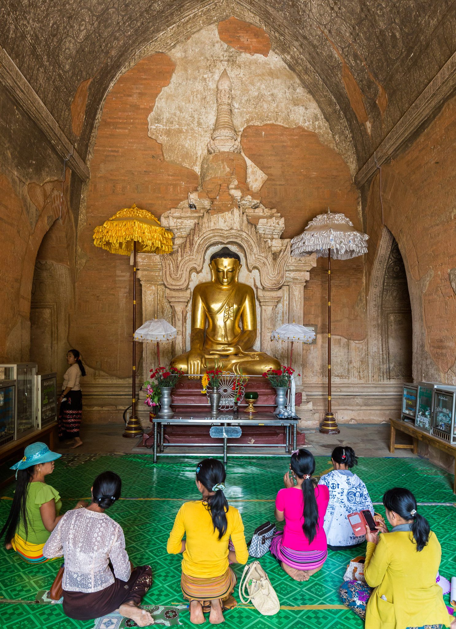 Worship at Htilominlo Temple