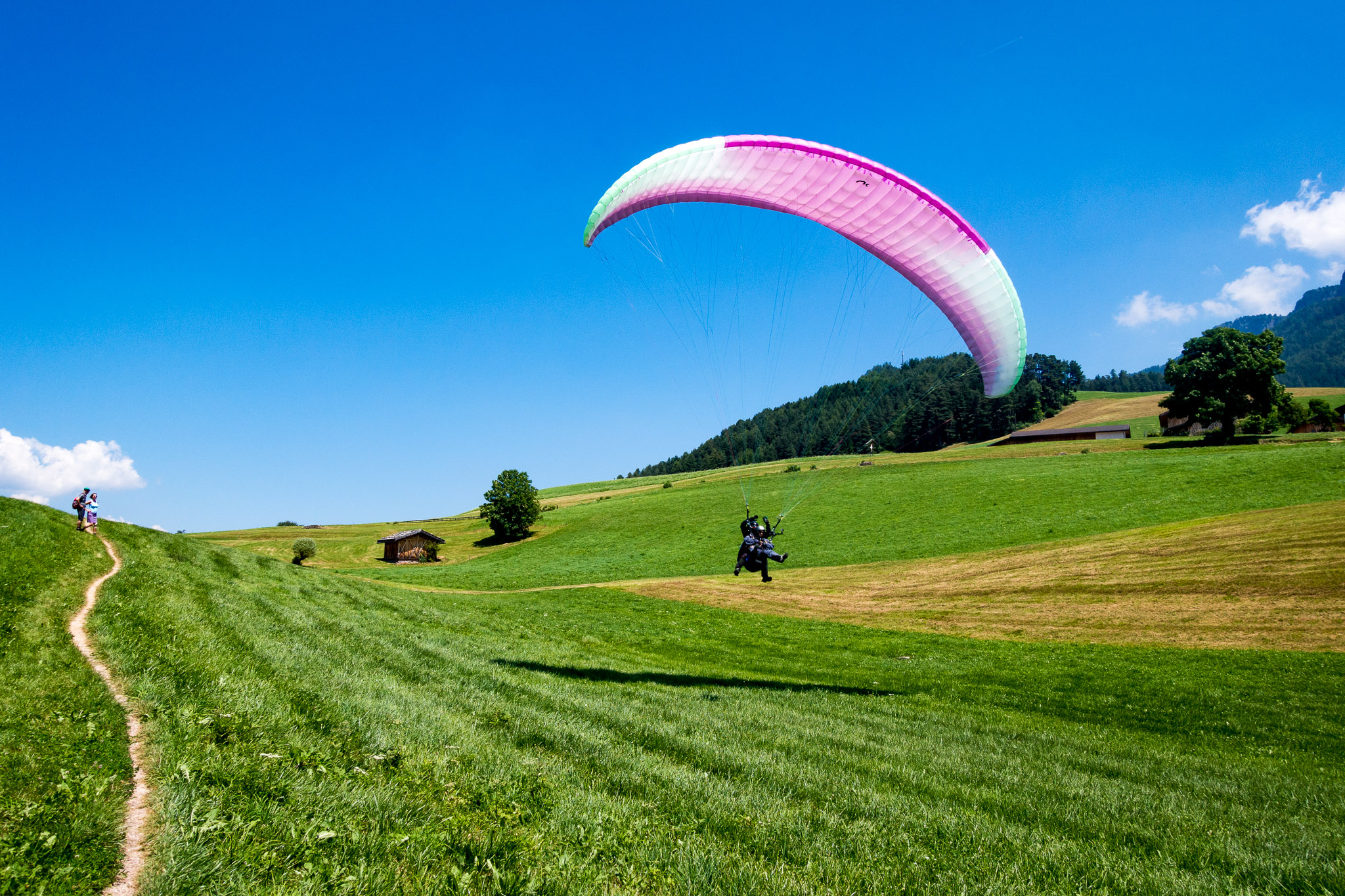 Parasailing down from Alpe di Siusi