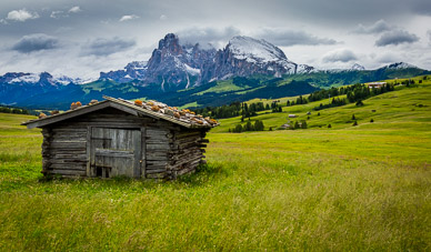 Alpe di Siusi barn & Mt. Plattkofel