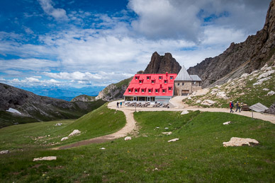 Tierser Alpl Hutte below Rosszahnscharte