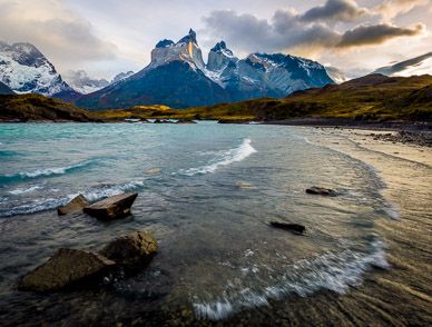 Lago Nordenskjold shoreline