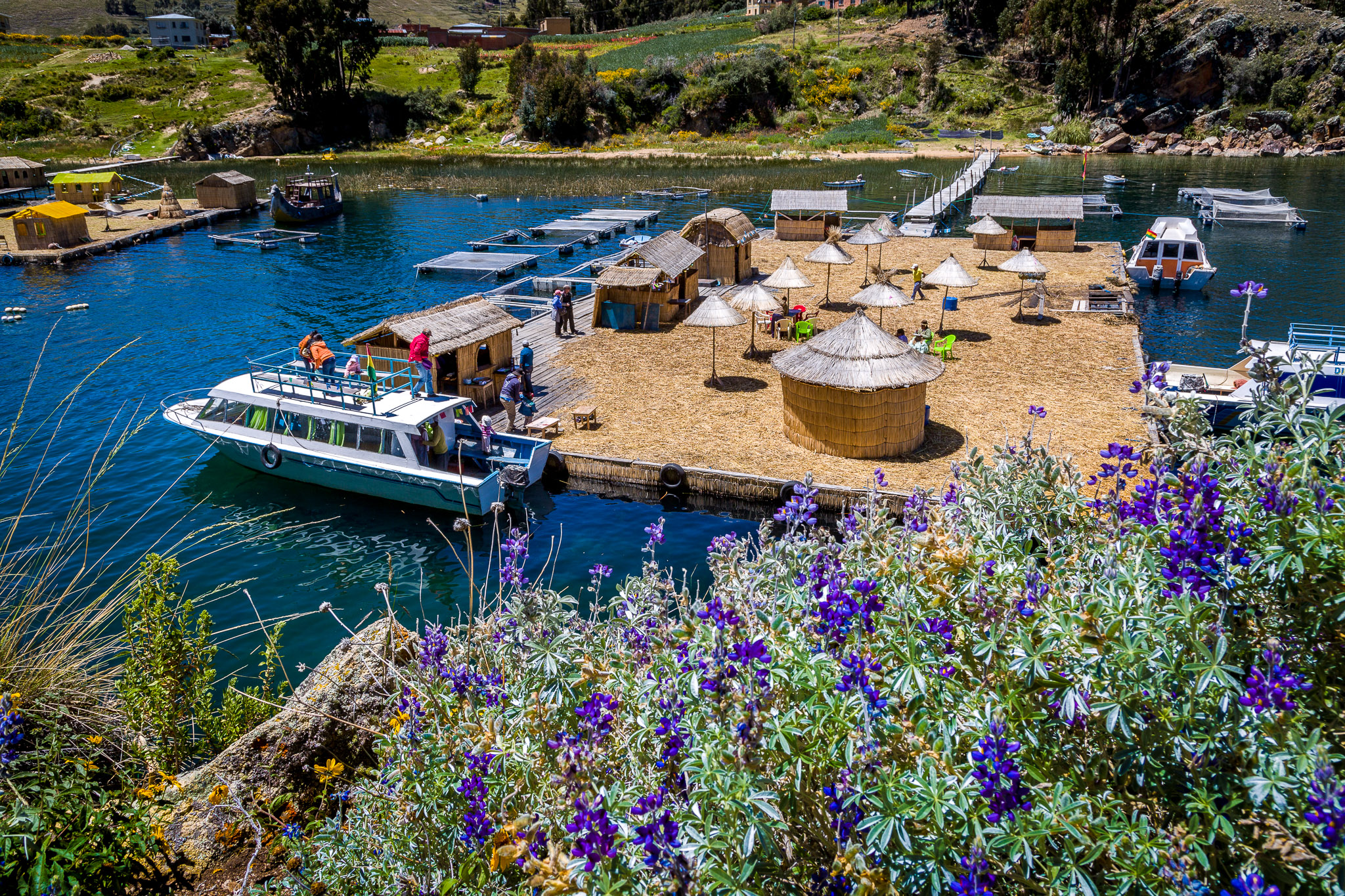 "Floating island" lunch stop