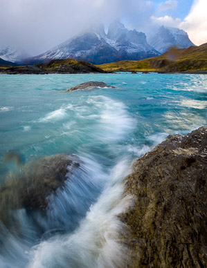 Lago Nordenskjold shoreline