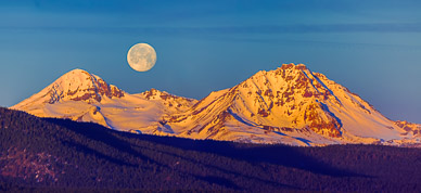 Full Moonset over Middle & North Sisters from Bend's Awbrey Butte