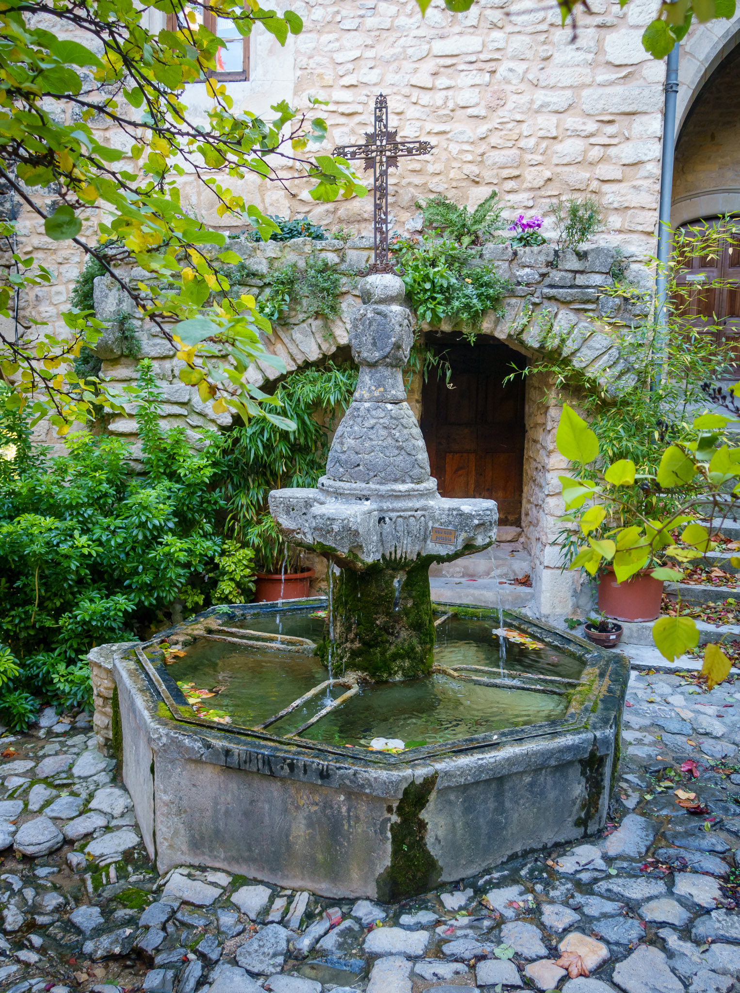 le Crestet fountain