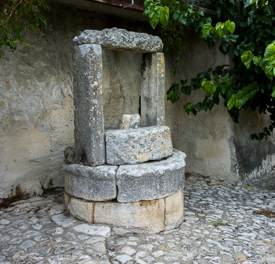 Crestet Fountain