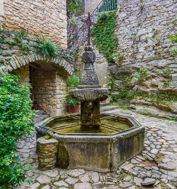 Crestet Fountain