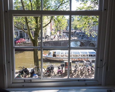 View of Herengracht Canal from Synco & Nancy's house (above Guesthouse de Lindeboom)
