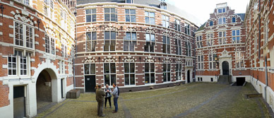 On walking tour with Synco to Oost-Indisch Huis (Dutch for "East India House")