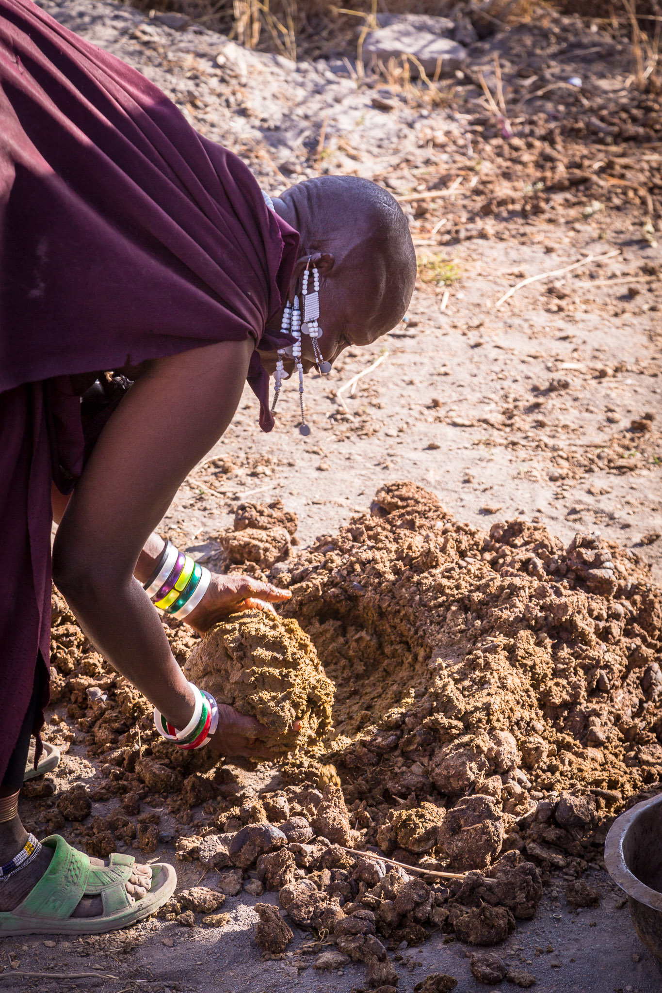 Learning how to surface Maasai hut with dung & mud