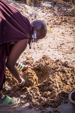 Learning how to surface Maasai hut with dung & mud