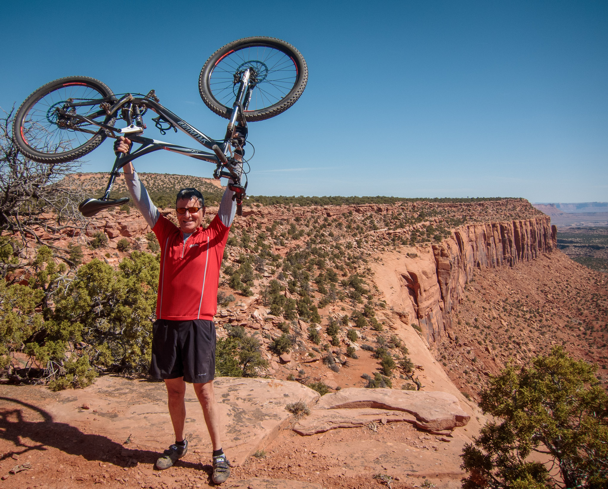 Larry & bike at Bagpipe Butte Overlook