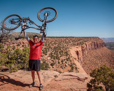 Larry & bike at Bagpipe Butte Overlook