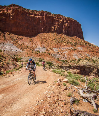 Below Orange Cliffs, on the way to Teapot Rock campsite