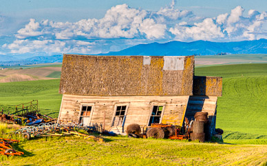 Abandoned building between Colfax & Palouse, Washington