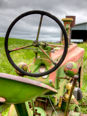 Derelict tractor between Palouse & Potlatch