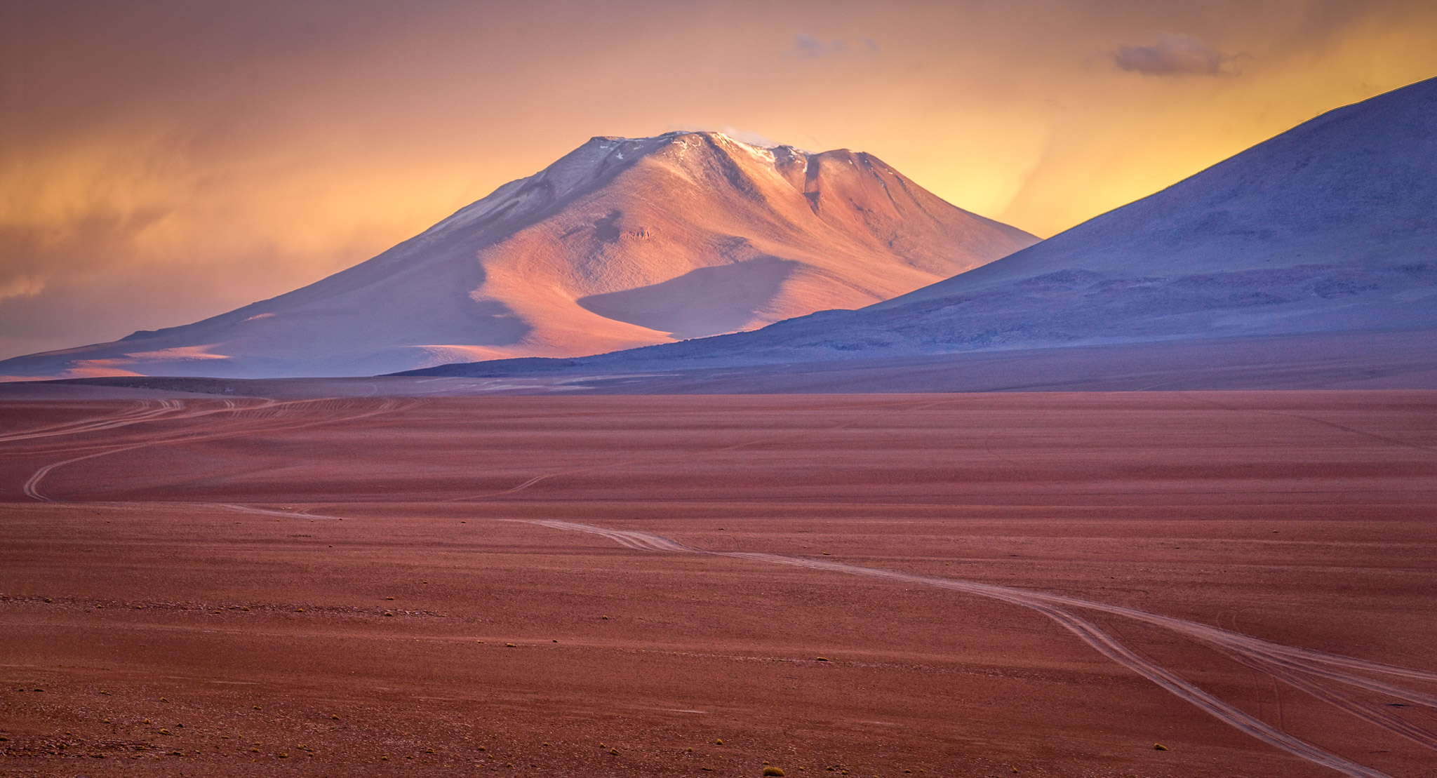 Evening light on "road" into Tayka Hotel del Desierto