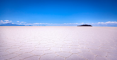 Salar de Uyuni, Isla Incahuasi in distance