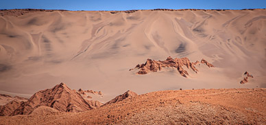 Sand dune in Cordillera de Sal (mountains of salt)
