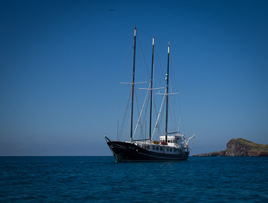 Alta coming to get us at Isla Espanola