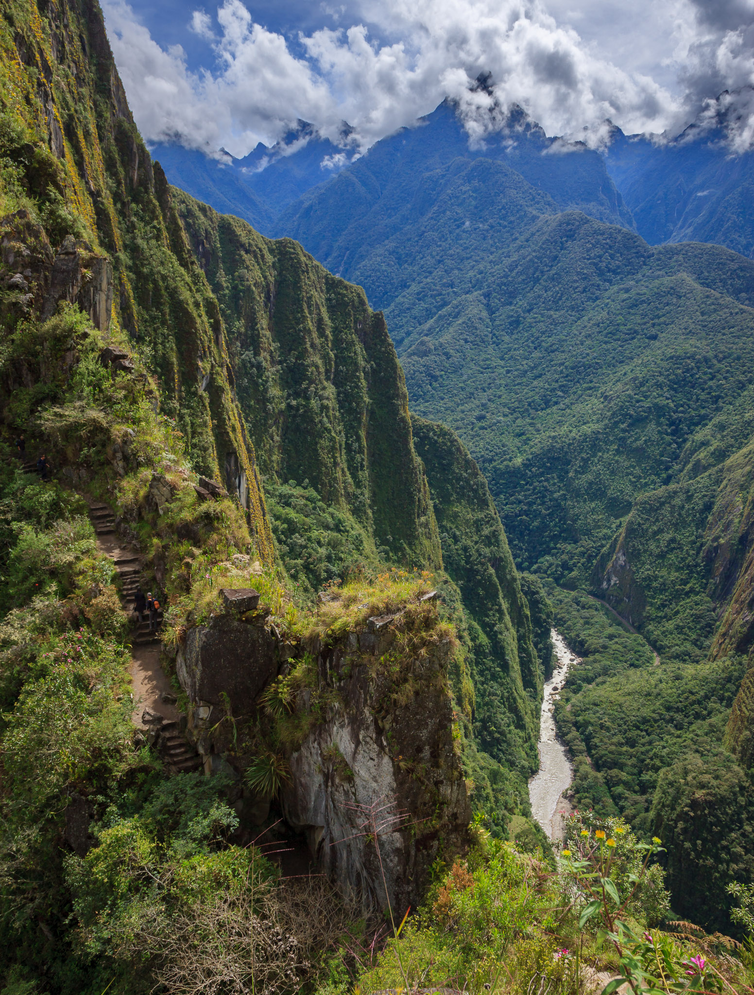 Traversing saddle between Macchu & Wayna Picchu