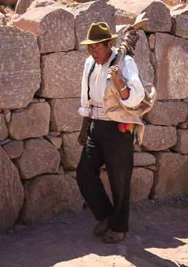 Isla Taquile worker