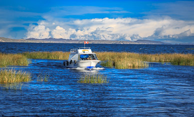 Returning to Puno through reed channels