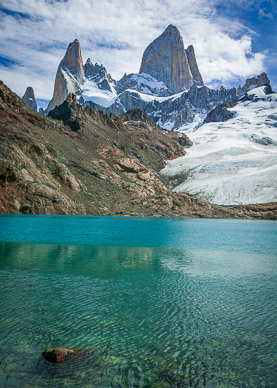 Laguna de los Tres with Fitz Roy in background