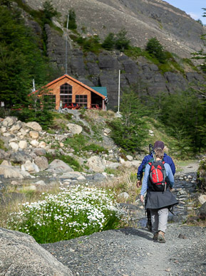 Hiking back to Refugio Chileno