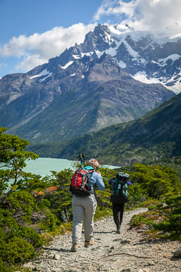Hiking above Lago Nordenskjold, wind really starting to pick up (& blow sand)