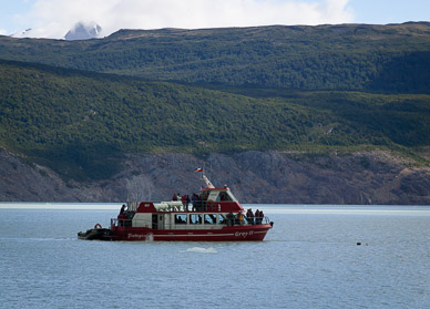 Leaving on Lago Grey Ferry