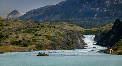 Salto Grande  falls drains Lago Nordenskjöld into Lago Pehoé