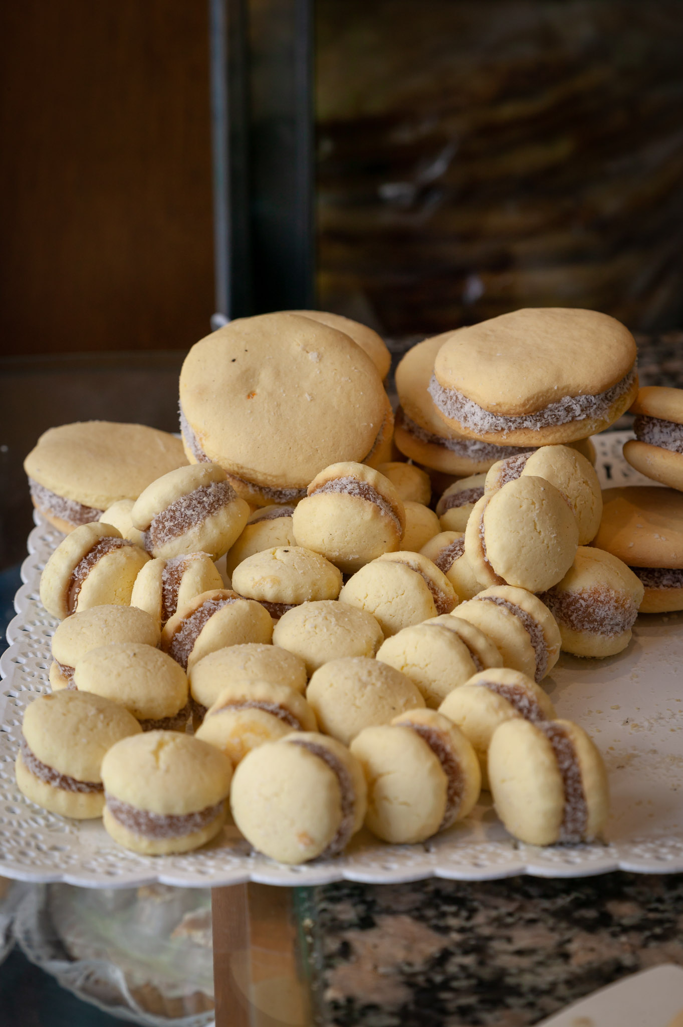 Alfajores (state cookie), filled with dulce de leche (state sweet)