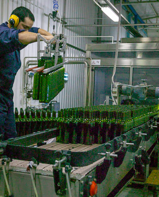 Montgras Winery, Bottling 6000 bottles/hour