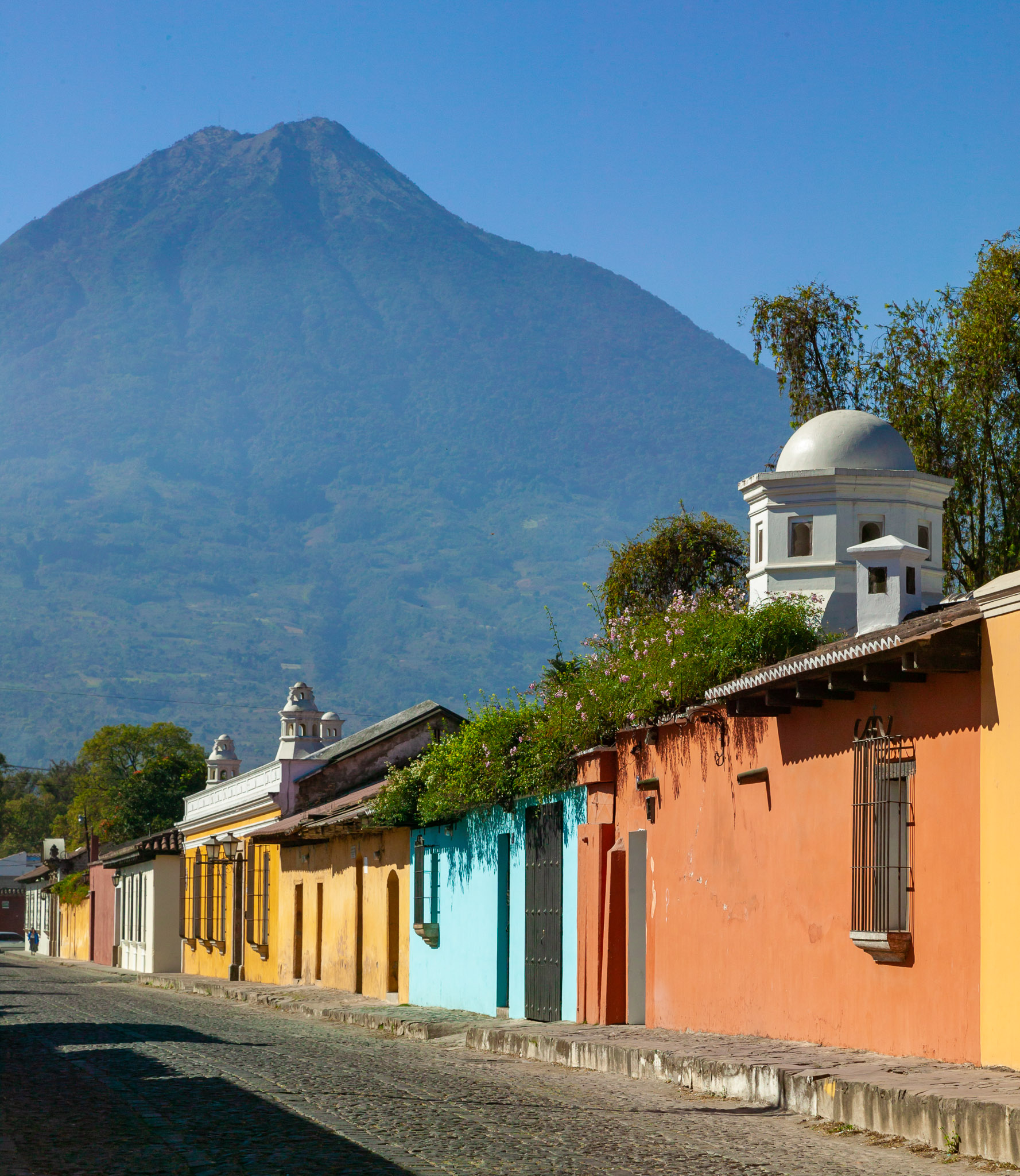 Antiqua street with Volcán Agua