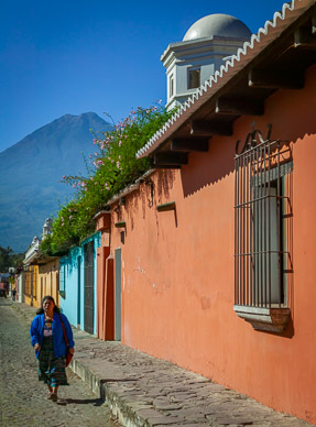 Antiqua street with Volcán Agua