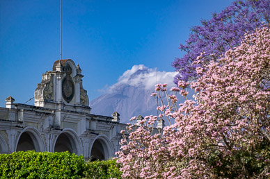 Volcán Feugo puffing over Antigua