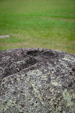 Sacrifice altar for holding severed heads