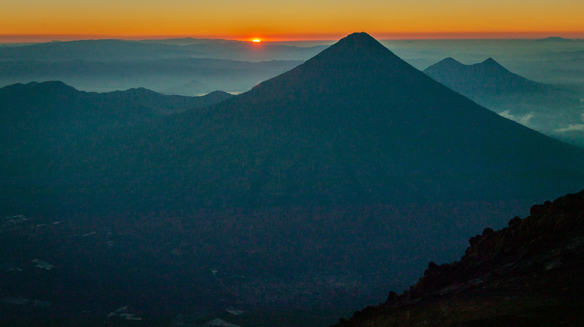 Volcáns Aqua & Pacaya in early light